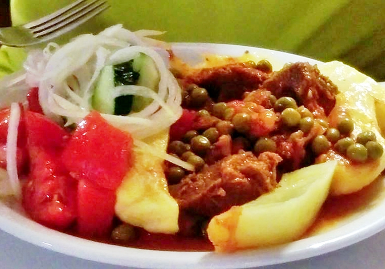 Gulasz wołowy z piwem, pomidorami i groszkiem foto