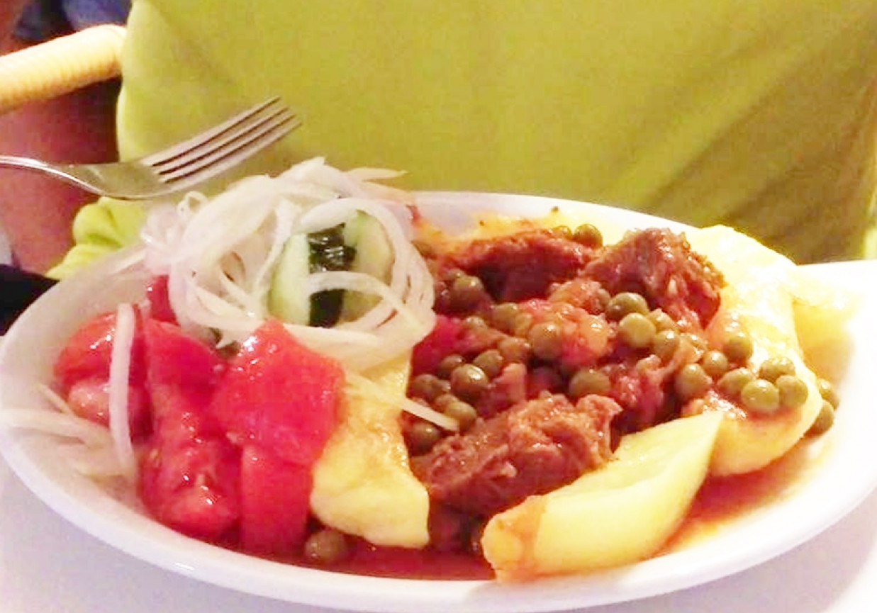 Gulasz wołowy z piwem, pomidorami i groszkiem foto