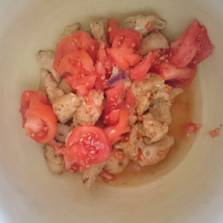 Krok 3 - Gulasz z indyka z pieczarkami i lekkim sosem pomidorowym foto