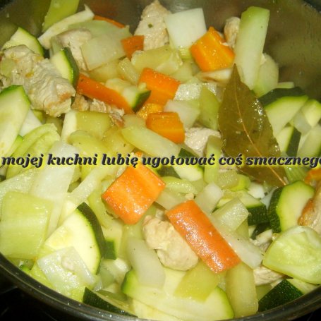 Krok 2 - gulasz z indyka z warzywami... foto