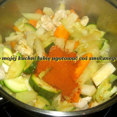 Krok 3 - gulasz z indyka z warzywami... foto