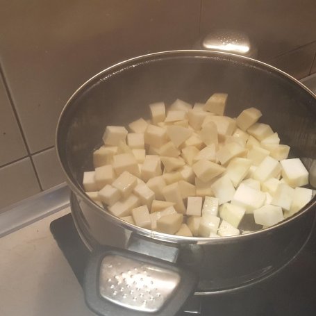 Krok 6 - Gulasz z jelenia z purée z selera foto