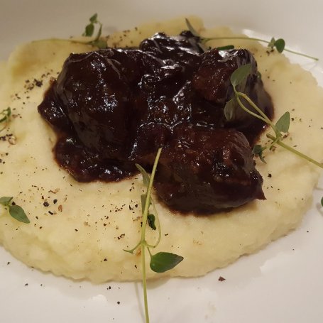 Krok 8 - Gulasz z jelenia z purée z selera foto