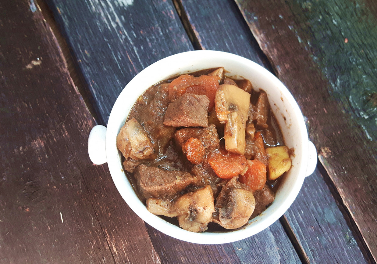 Gulasz z jelenia z ziemniakami foto