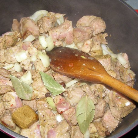Krok 2 - gulasz z karkówki z garam masala... foto