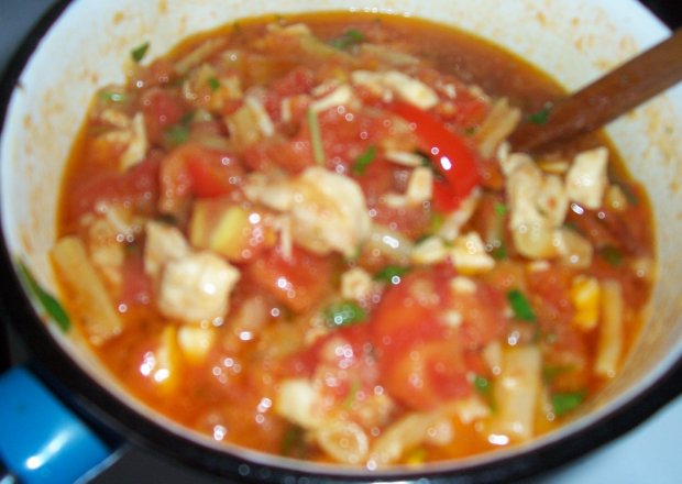 Fotografia przedstawiająca gulasz z kurczaka z pomidorami