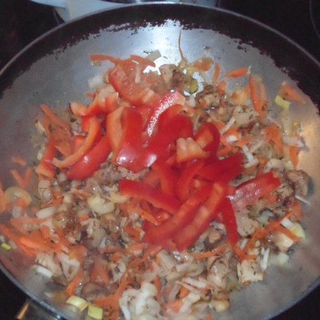 Krok 3 - Gulasz z kurczaka zapiekany pod ziemniaczanym puree foto