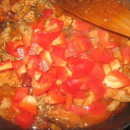 Krok 6 - Gulasz z łopatki z pomidorami, fasolą i papryką foto