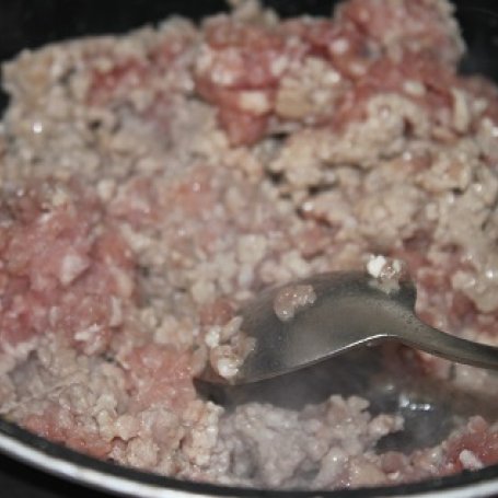 Krok 1 - Gulasz z mięsa mielonego i papryki konserwowej foto