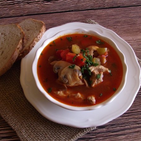 Krok 7 - Gulasz z pieczarkami i papryką na schabie foto