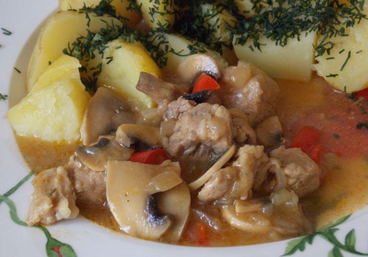 Gulasz z pieczarkami i papryką - DoradcaSmaku.pl
