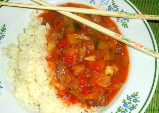 Fotografia przedstawiająca gulasz z ryżem curry...