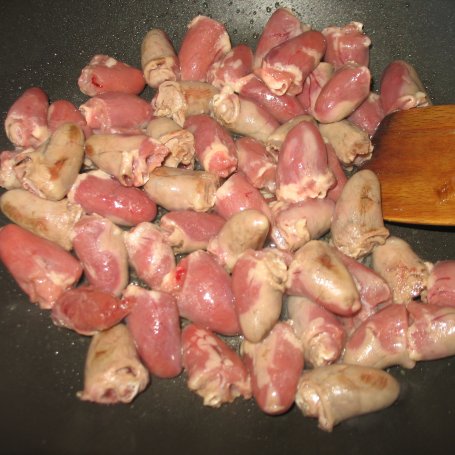 Krok 1 - Gulasz z serc drobiowych foto