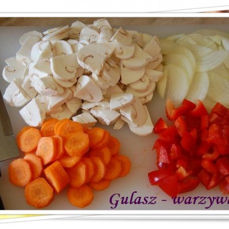 Krok 1 - gulasz z serc indyczych z warzywami foto