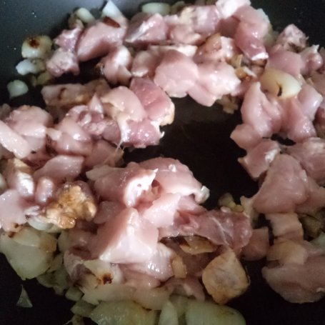 Krok 3 - Gulasz z szynki wieprzowej z dodatkiem białej fasoli i cebulki zielonej :) foto