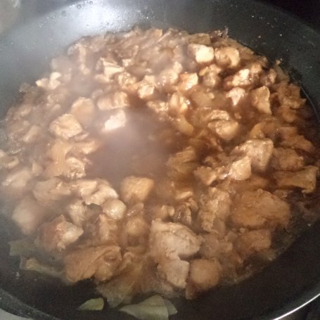 Krok 4 - Gulasz z szynki wieprzowej z dodatkiem białej fasoli i cebulki zielonej :) foto