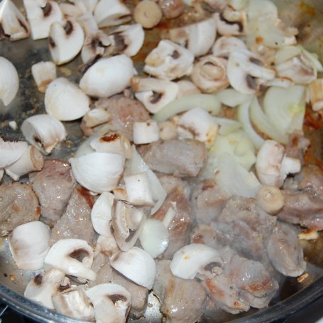 Krok 2 - Gulasz z szynki wieprzowej z pieczarkami foto
