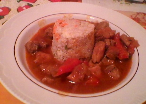 Fotografia przedstawiająca gulasz z szynki z ryżem
