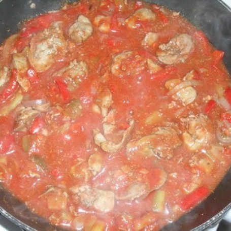 Krok 4 - Gulasz z wątróbek w sosie pomidorowym. foto