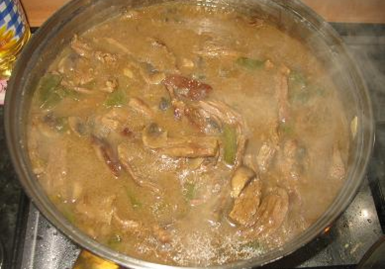 Gulasz z wołowiny z papryką i pieczarkami foto