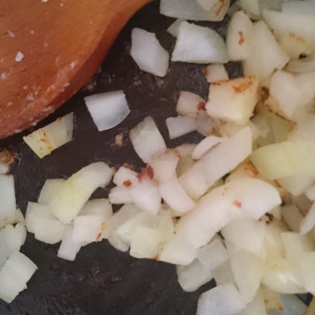 Krok 2 - Gulasz z żeberek wieprzowych w sosie śmietanowo-koperkowym foto