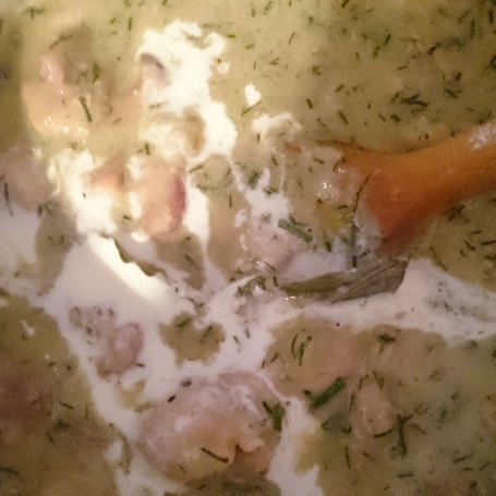 Krok 4 - Gulasz z żeberek wieprzowych w sosie śmietanowo-koperkowym foto