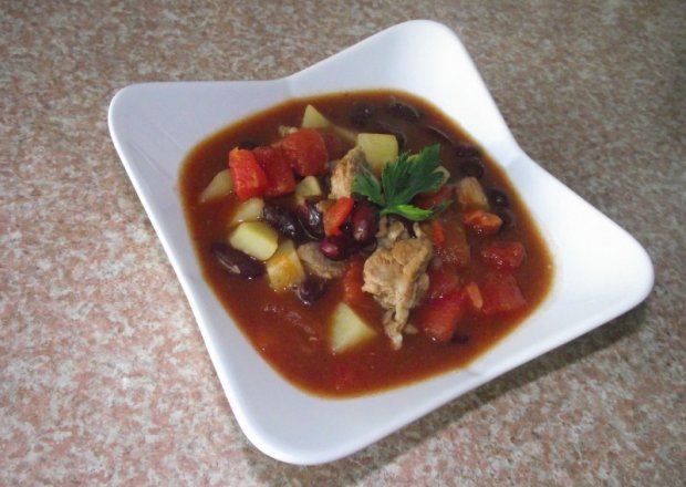 Fotografia przedstawiająca Gulaszowa zupa z fasolą czerwoną