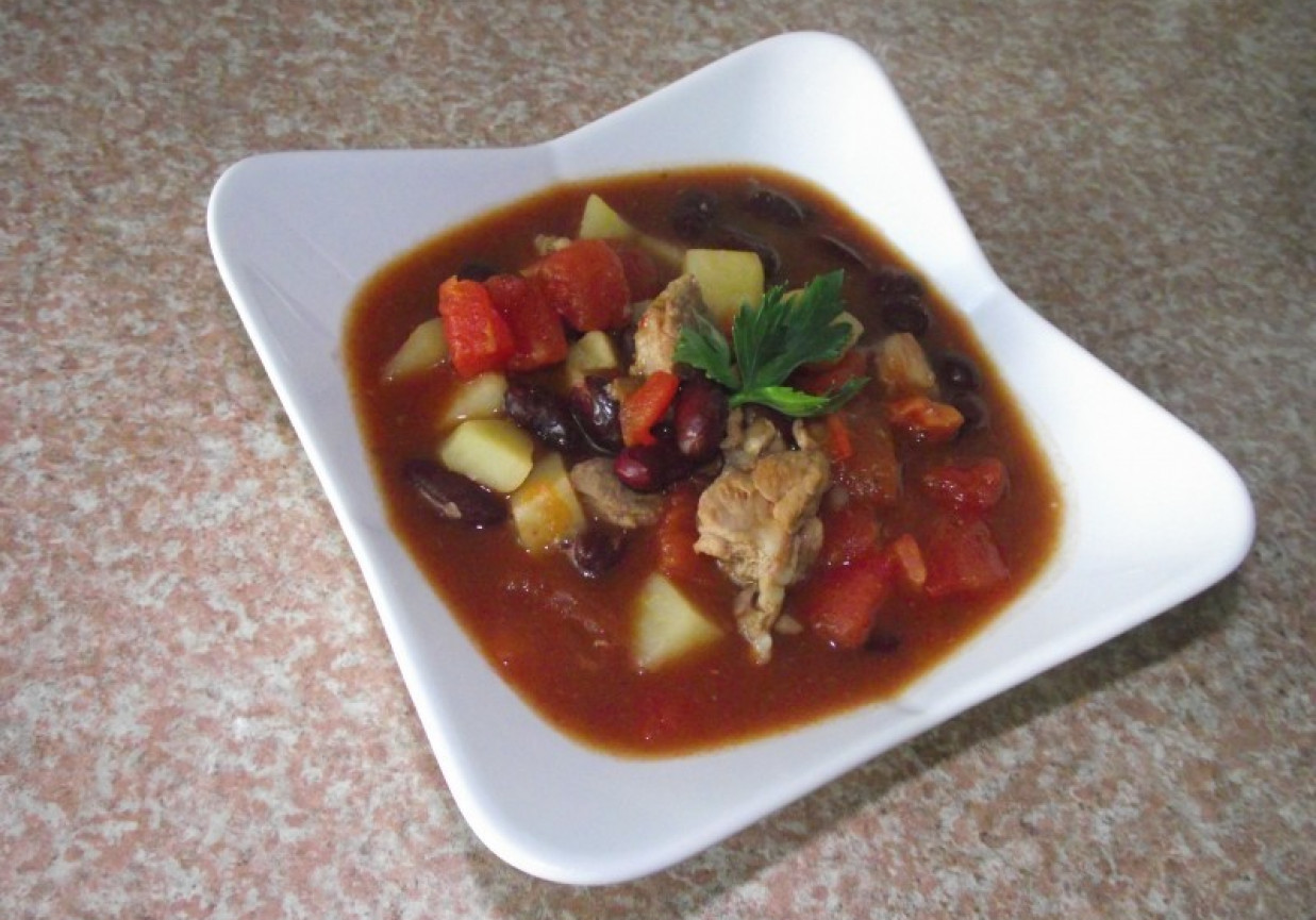 Gulaszowa zupa z fasolą czerwoną foto