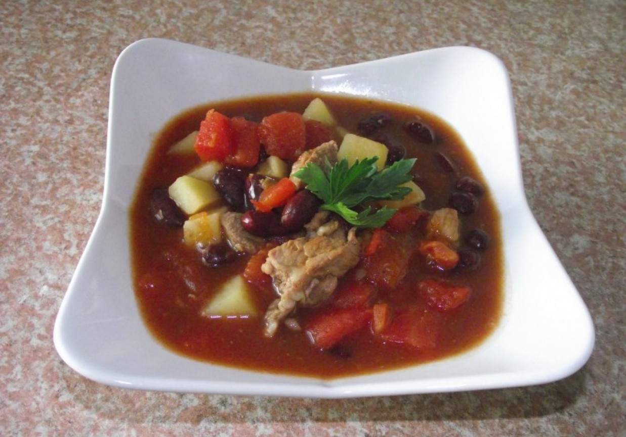 Gulaszowa zupa z fasolą czerwoną foto