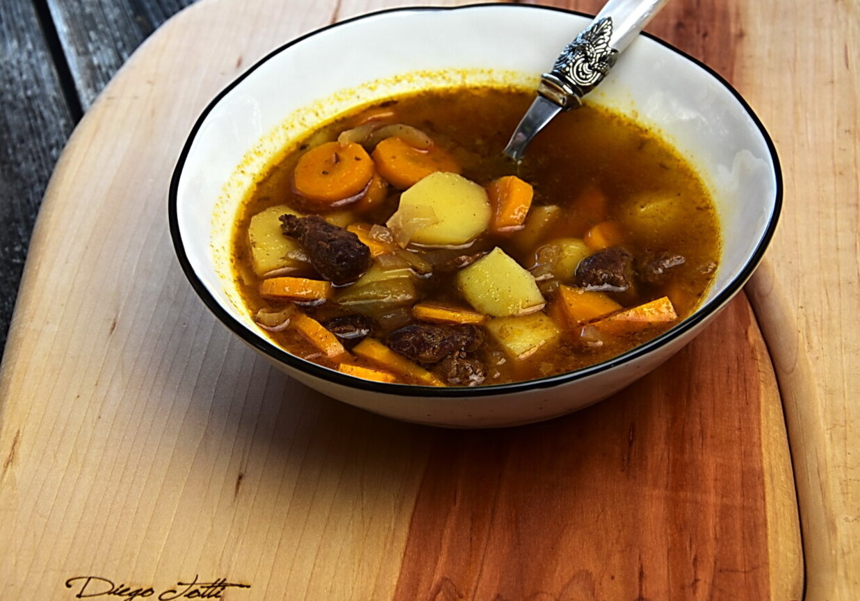 GULYÁSLEVES – węgierska zupa gulaszowa foto