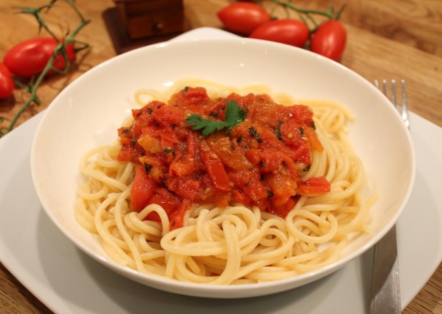 Fotografia przedstawiająca Gustowne spaghetti w sosie pomidorowym anchois