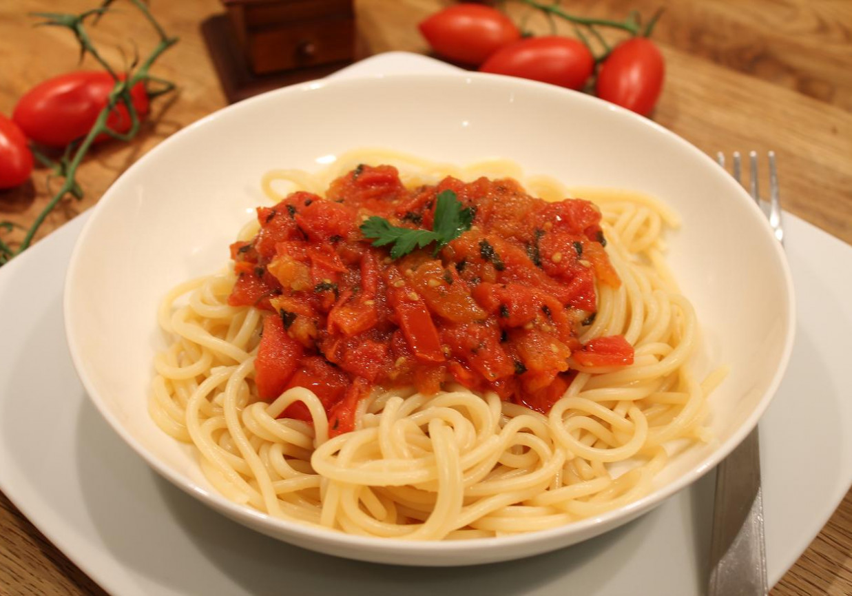 Gustowne spaghetti w sosie pomidorowym anchois foto
