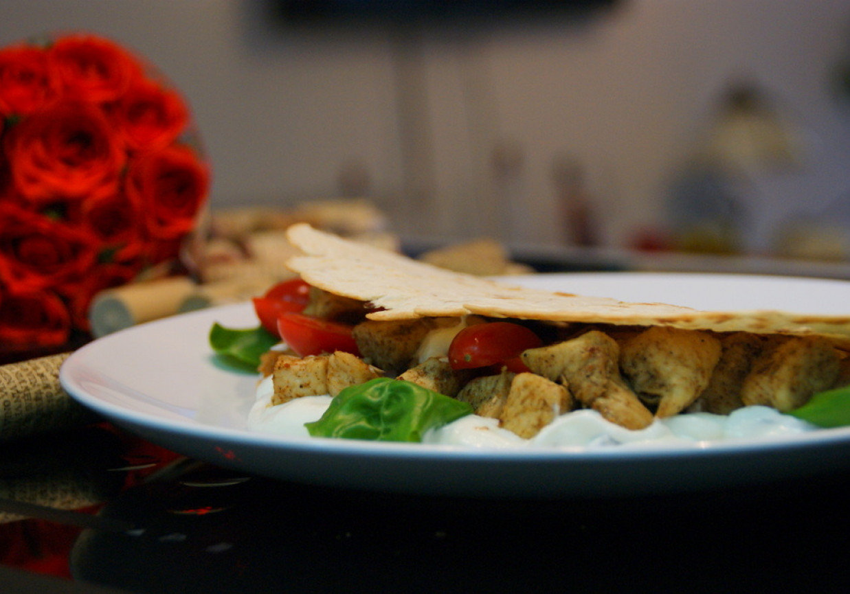 Gyros w tortilli z sosem tzatziki. foto