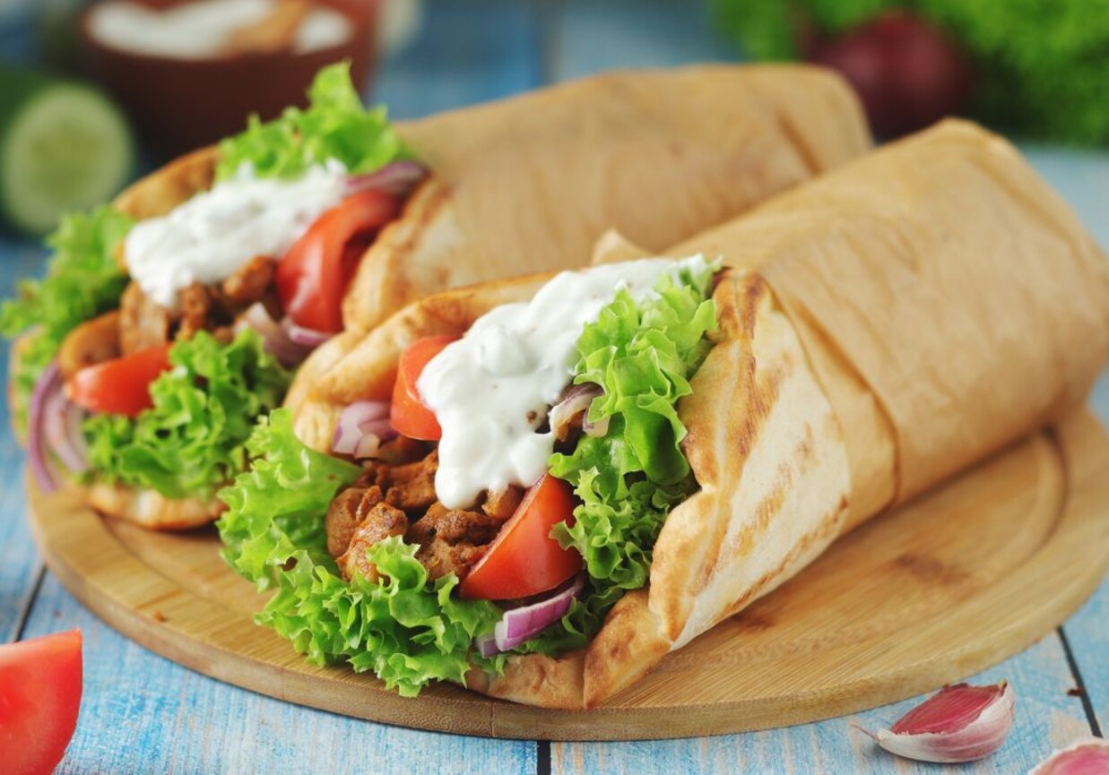 Gyros w tortilli z sosem tzatziki foto