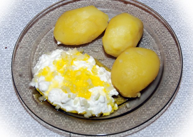 Fotografia przedstawiająca Gzika z ziemniakami i olejem lnianym