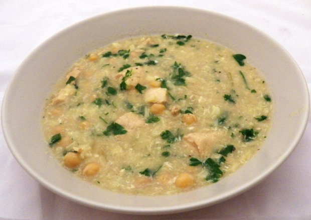 Fotografia przedstawiająca Hafira- arabska zupa z kurczakiem i ciecierzycą