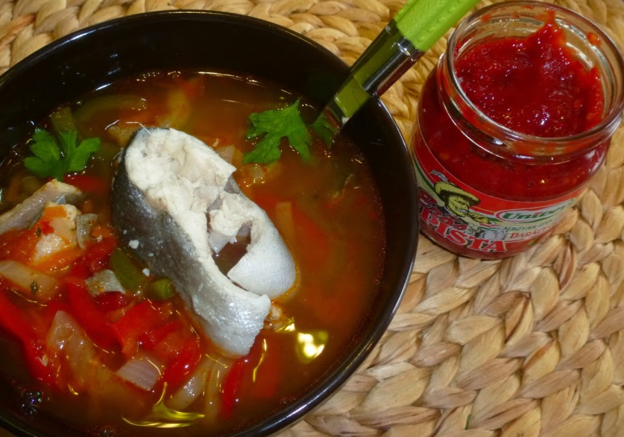 Halászlé węgierska paprykowa zupa rybna  foto