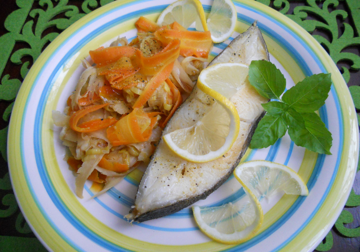 Halibut duszony z warzywami DoradcaSmaku.pl