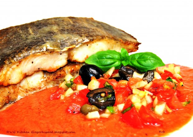 Fotografia przedstawiająca Halibut z sosem pomidorowym i salsą