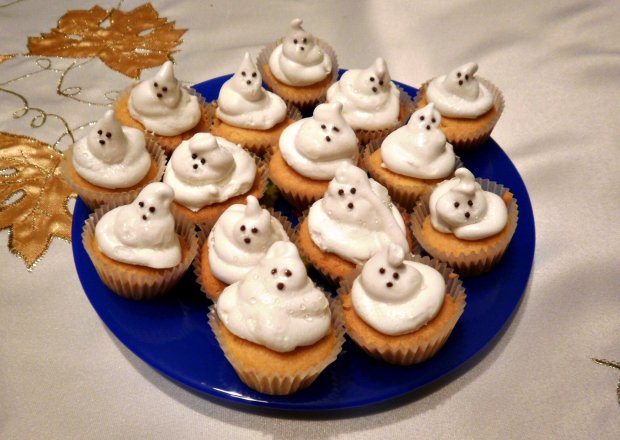 Fotografia przedstawiająca Halloweenowe muffinki z bezą