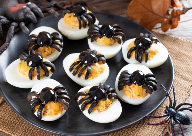 Fotografia przedstawiająca Halloweenowe przepisy- jajka z pająkami