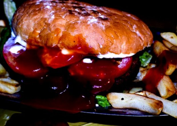 Fotografia przedstawiająca hamburger domowy