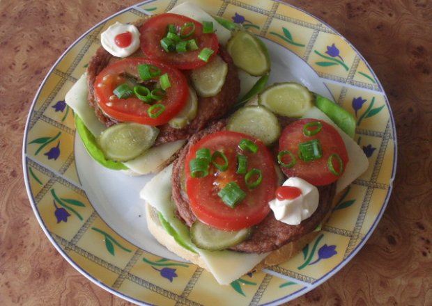 Fotografia przedstawiająca Hamburger drobiowy w wiosennej kanapce.