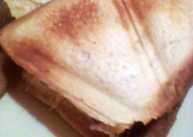 Fotografia przedstawiająca hamburger na tostach