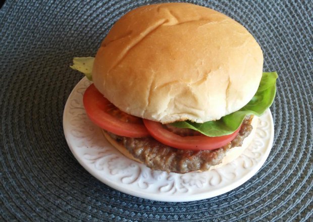 Fotografia przedstawiająca hamburger wołowy