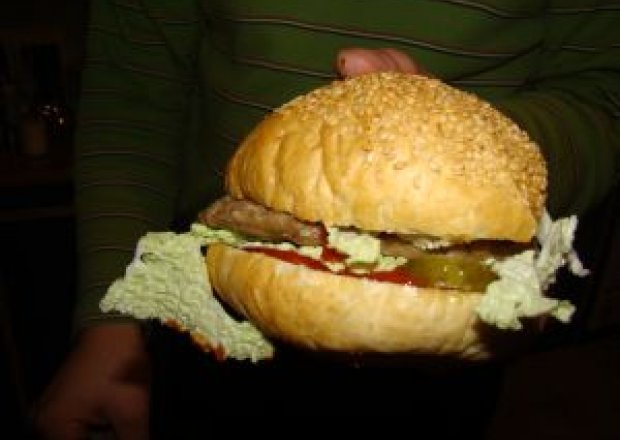 Fotografia przedstawiająca hamburger z grilla