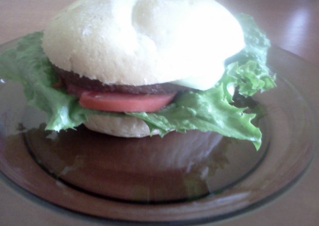 Fotografia przedstawiająca hamburger z sałatą