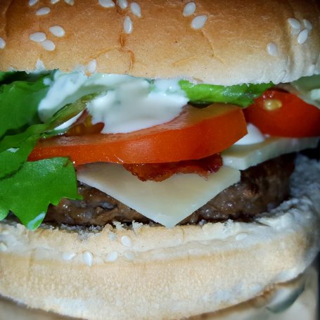 Krok 6 - Hamburger z wołowiną, serem cheddar i sosem limonkowym foto