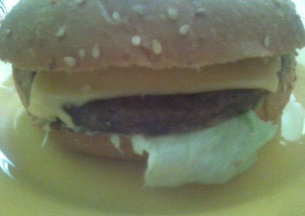 Fotografia przedstawiająca hamburger
