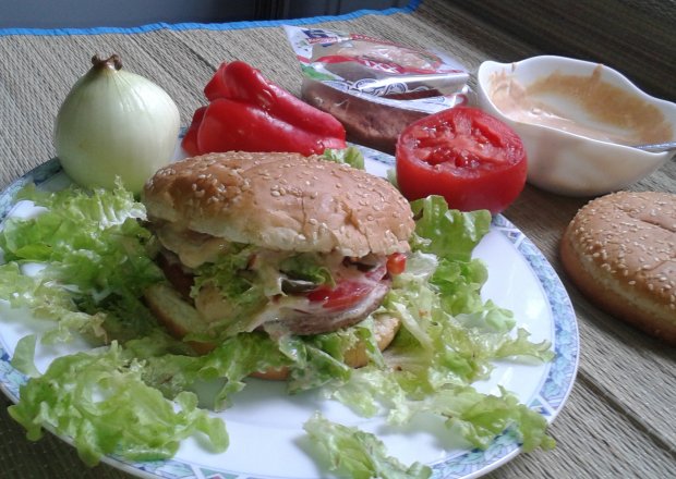 Fotografia przedstawiająca Hamburgery domowe z grilla